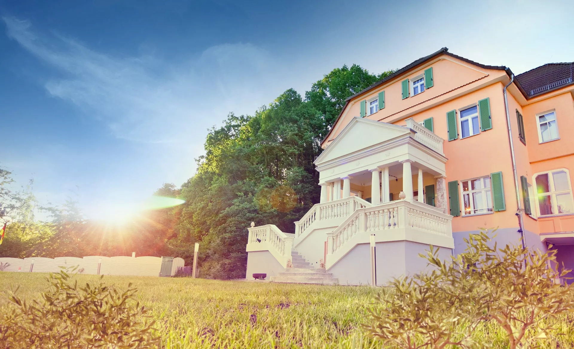 Villa Bella Vita Eventlocation Außenansicht bei Sonnenschein